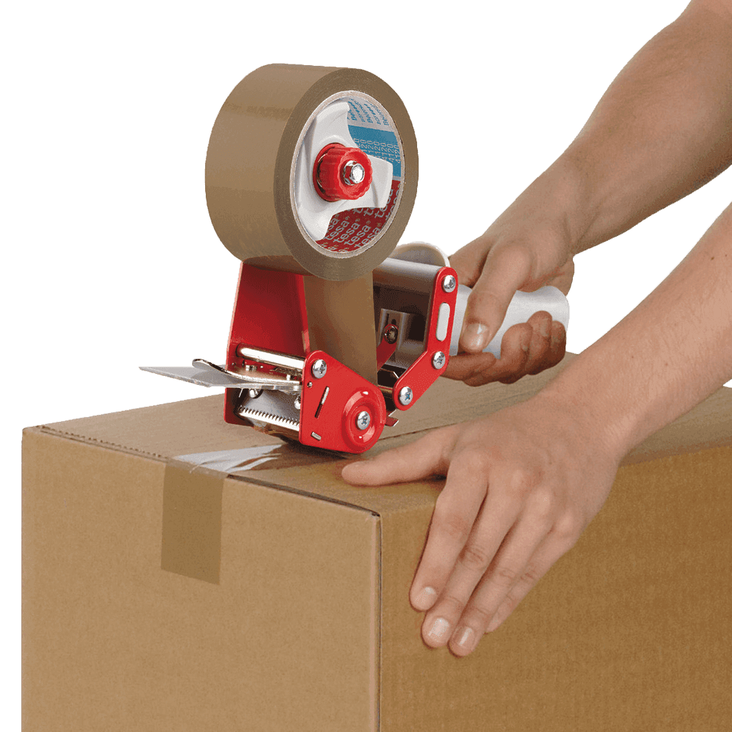Paket wird mit Paketband und Klebeband sicher verschlossen