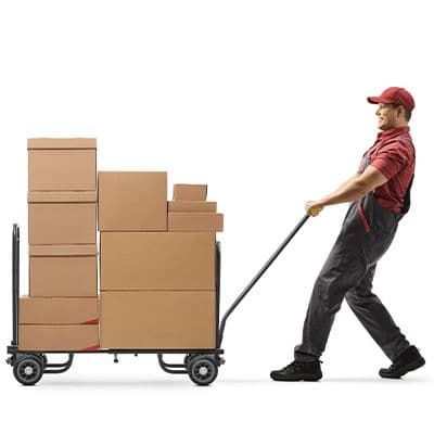 Mitarbeiter transportiert Kartons mit einem Transportwagen zur Reduzierung körperlicher Belastung